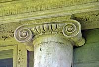Volfšmita muižiņa, kolonnas kapitelis