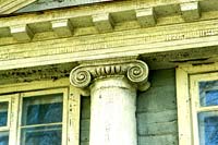 Volfšmita muižiņa, Vīlipa ielas korpuss, kolonnas kapitelis