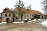 Slokenbeka manor house and southern gate